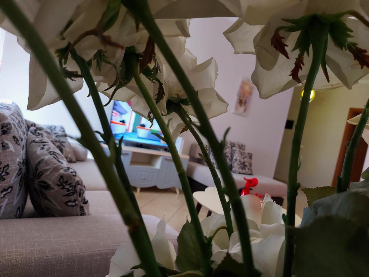Bral Apartments 8 Two-Bedroom Beachfront ドゥラス エクステリア 写真