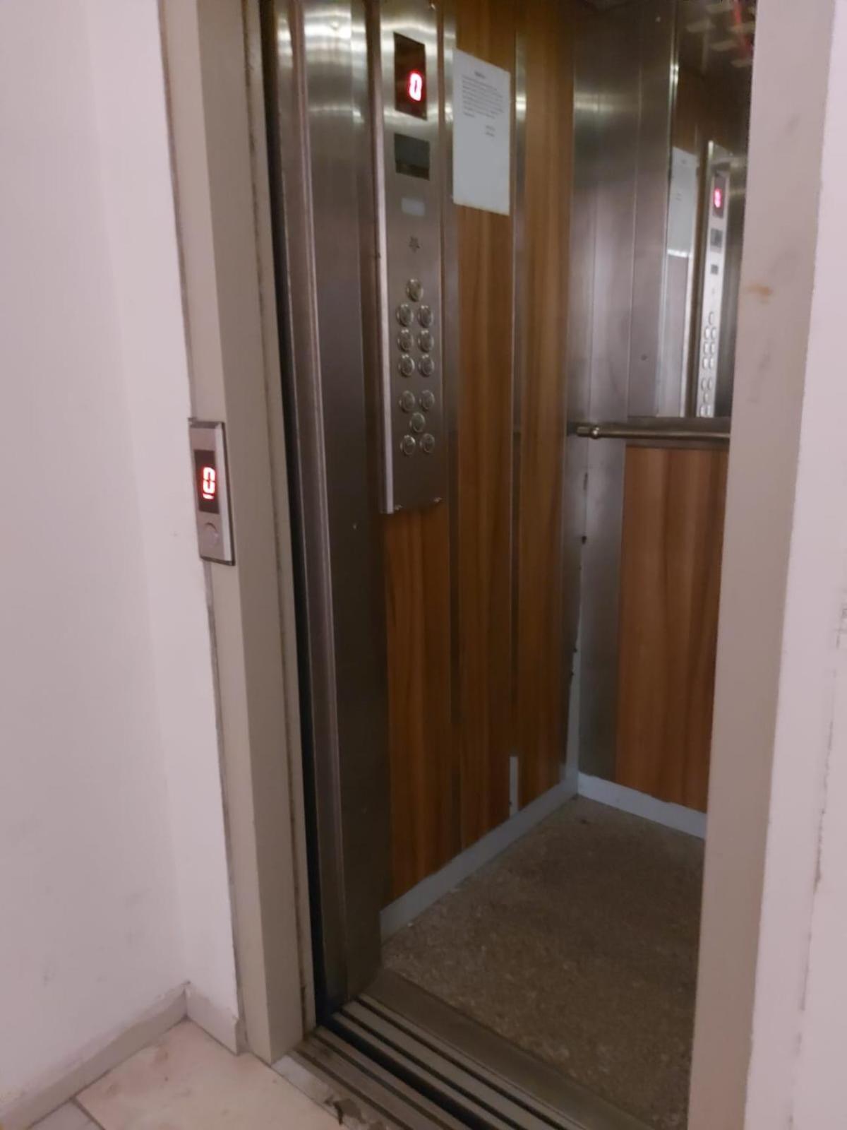 Bral Apartments 8 Two-Bedroom Beachfront ドゥラス エクステリア 写真