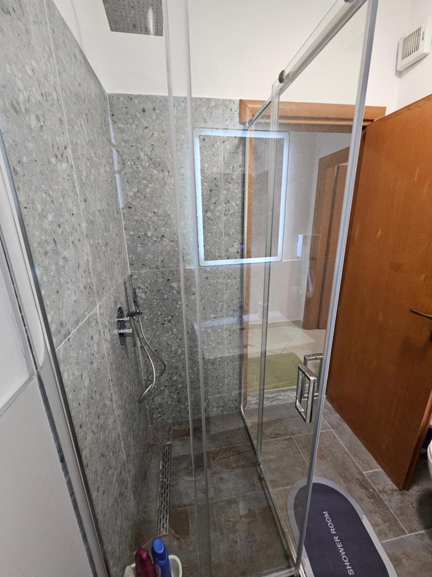 Bral Apartments 8 Two-Bedroom Beachfront ドゥラス エクステリア 写真